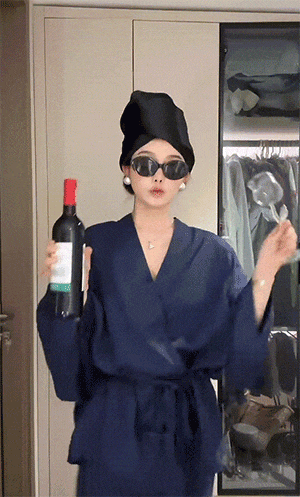 干好？10分钟轻松养成女明星「绸缎发」AG真人旗舰厅登录洗完头自然风干还是吹(图1)